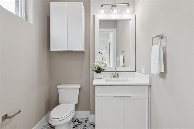 Building Photo - 1000 W 10th St