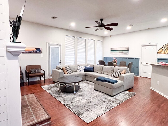 Primary Photo - 1207 Old Knoll Dr