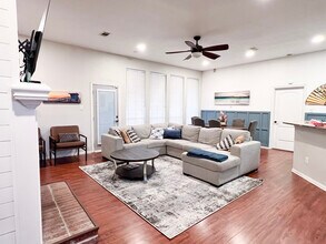 Building Photo - 1207 Old Knoll Dr