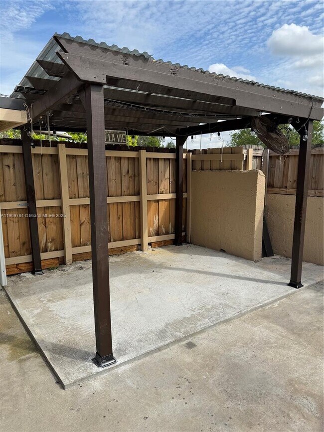 Building Photo - 6025 SW 133rd Ct