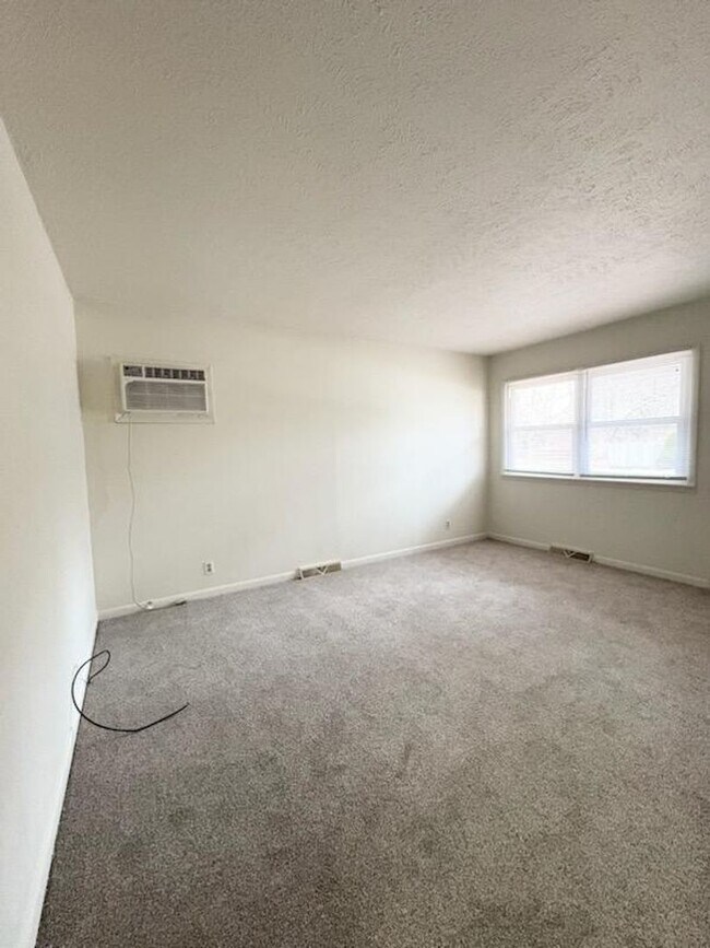 Building Photo - 200 S Grove St