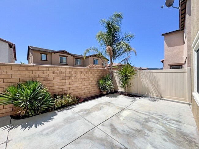 Building Photo - Beautiful 3 bedroom Town house available f...