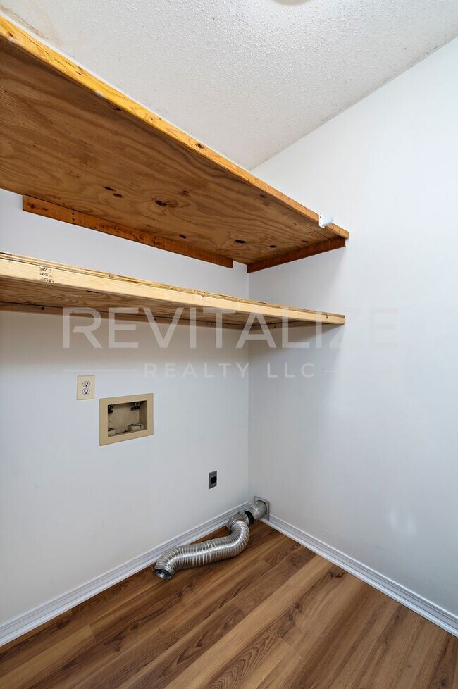 Building Photo - Daphne 3BR/2BA + Bonus Den – Spacious, Stylish & Full of Charm!
