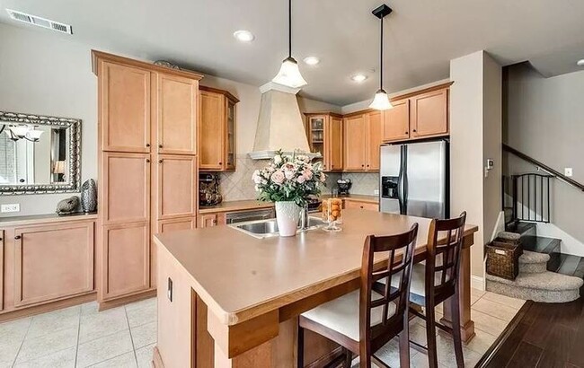 Building Photo - Upscale living in this fabulous Townhome!