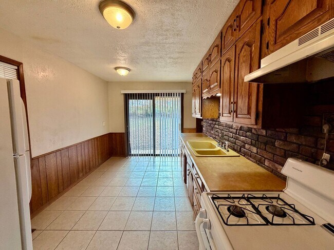 Building Photo - 1325 W 24TH St S