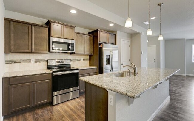 Building Photo - Newer Townhome | Mins to Base | Pool + Gym...