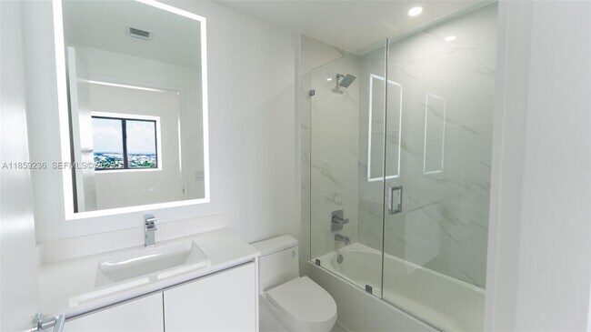 Building Photo - 700 NE 24th St