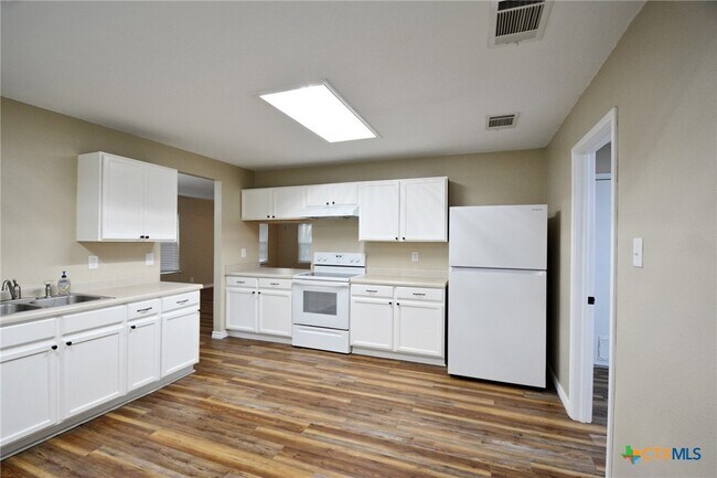 Building Photo - 744 Pinehurst Dr