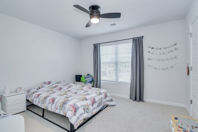 Building Photo - Beautiful 5 Bedroom 3 Bath