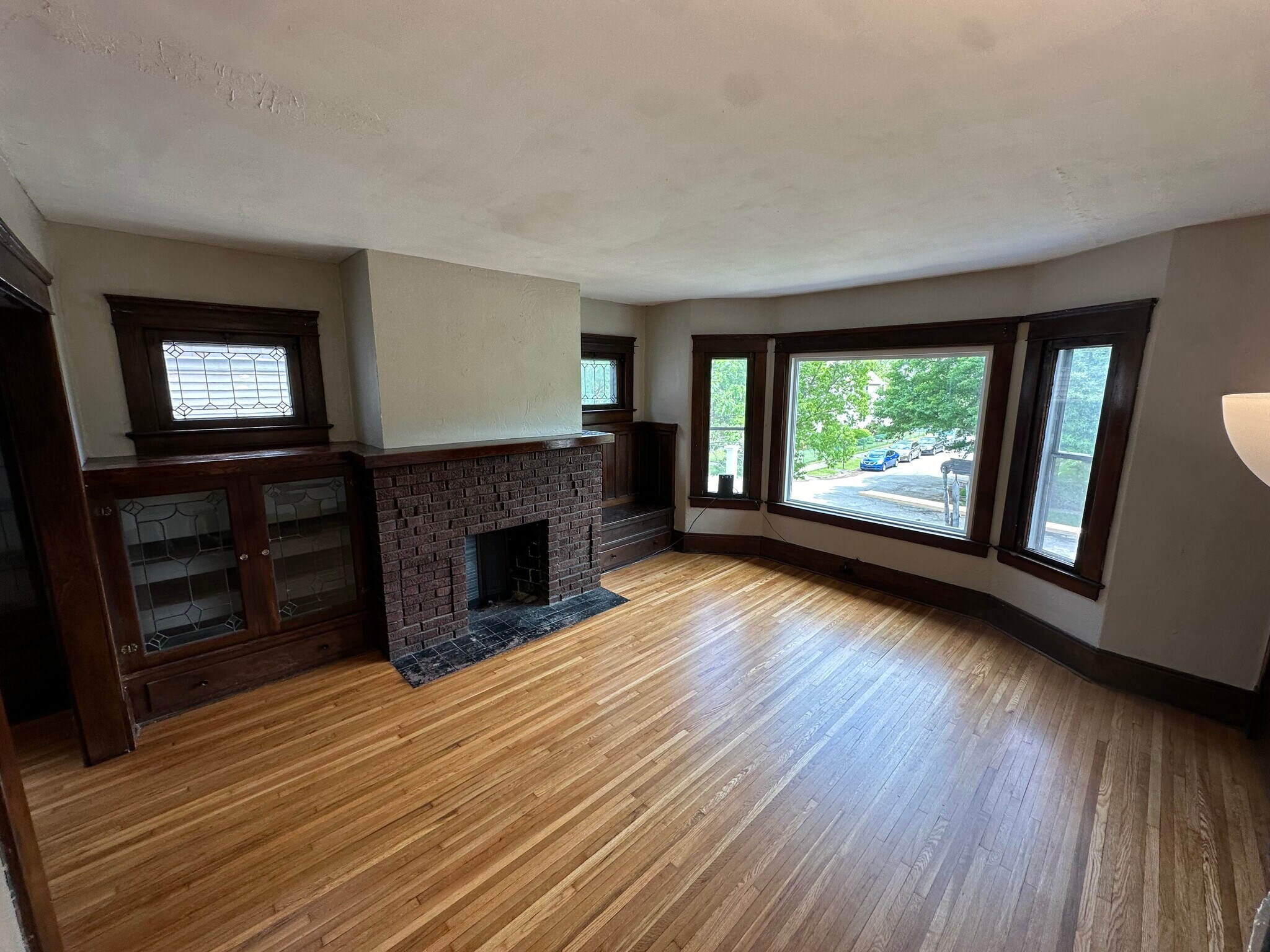 Building Photo - 1302 W 102nd St