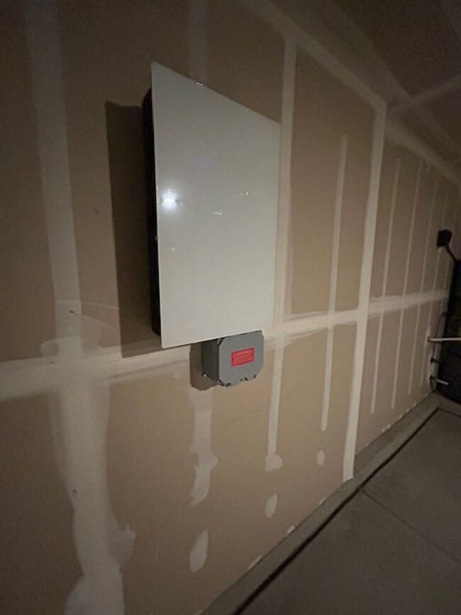 Building Photo - *** MOVE IN SPECIAL - $300.00 OFF FIRST MONTHS RENT***