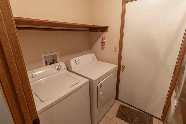 Building Photo - 1304 Millbrook Ct