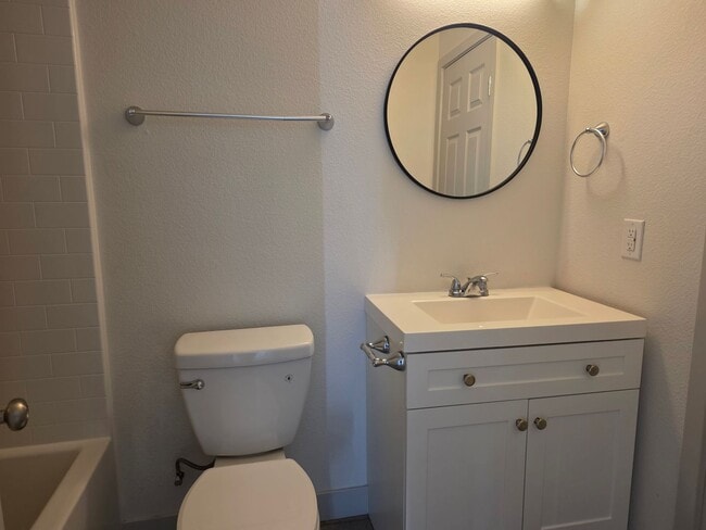 Building Photo - 195 Hacienda Loop