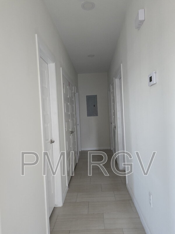 Building Photo - 2912 E Israel Ave