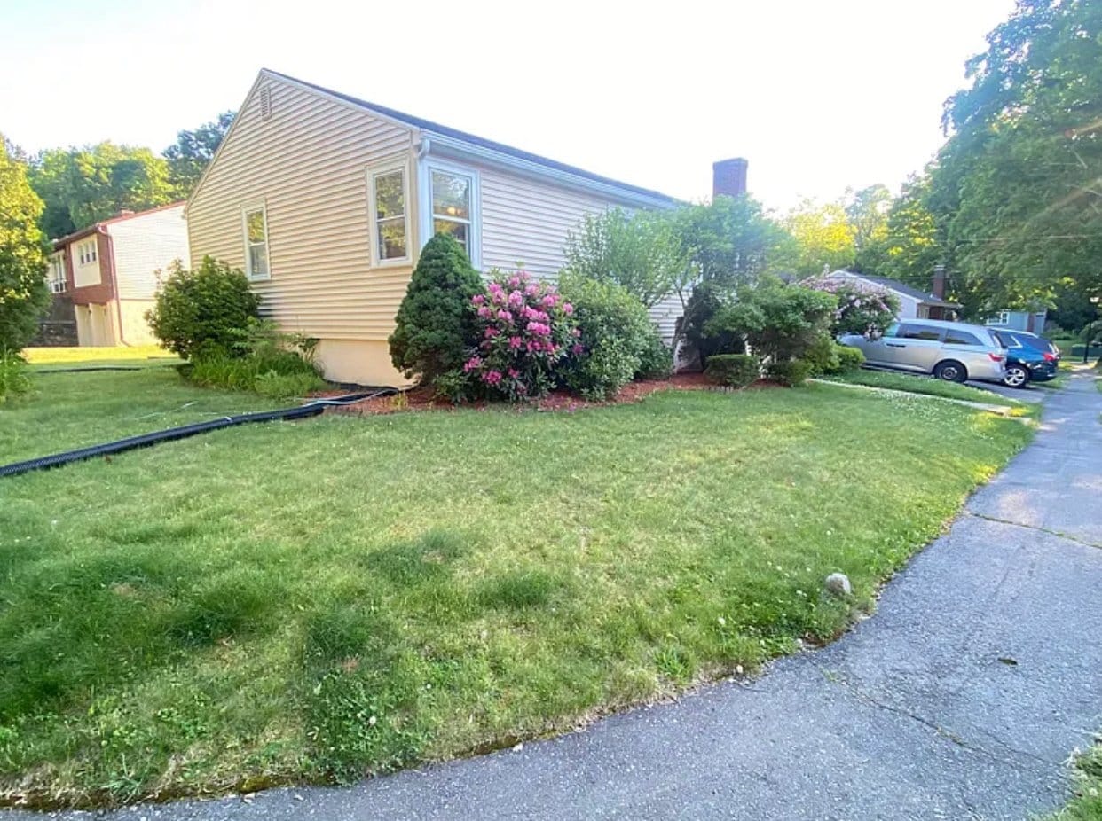Building Photo - 10 Pine Tree Ln