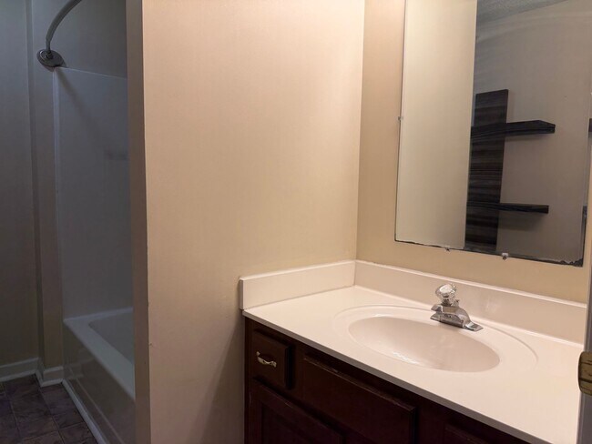 Building Photo - 3 or 4 Bedroom / 3.5 Bath Condo Kingsport, TN 37663