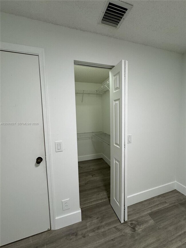 Building Photo - 4136 Pine Ridge Ln