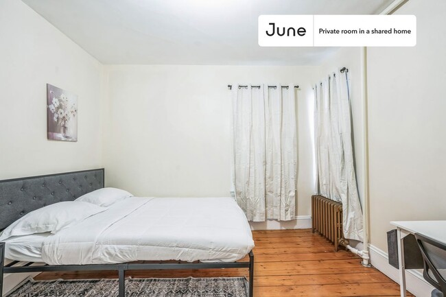 Building Photo - Private bedroom in 4 bed/1.5 bath Home