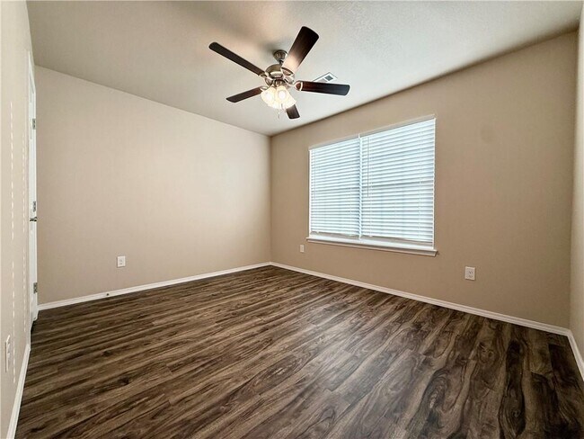 Building Photo - 817 Saddlebrook St