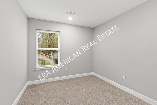Building Photo - 402 Walters Cir