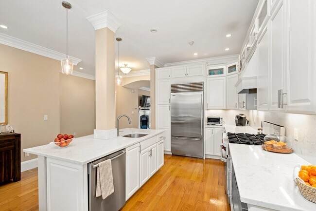 Building Photo - 322 Tappan St