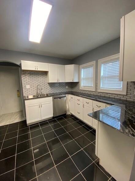 Building Photo - 2411 E Genesee St