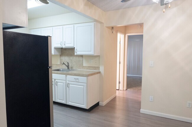 Building Photo - Charming Irvington Flat with Classic Style!