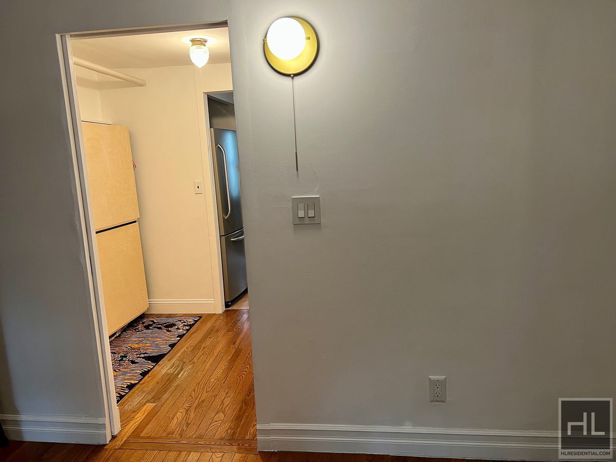 Building Photo - 1BR 1BA Private Garden Level Floor Through...