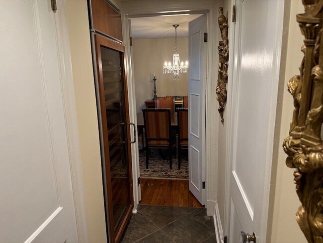 Building Photo - 506 Roslyn Pl