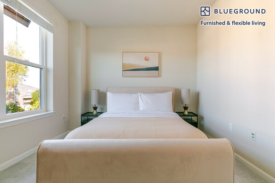 Building Photo - 1051 Commodore Dr