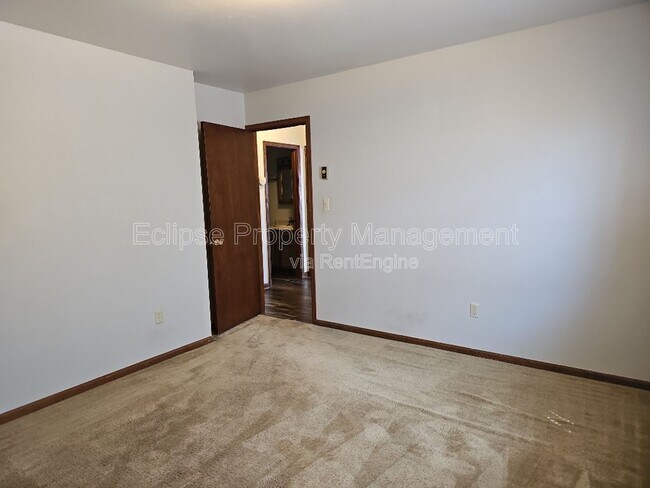 Building Photo - 9 River Dr