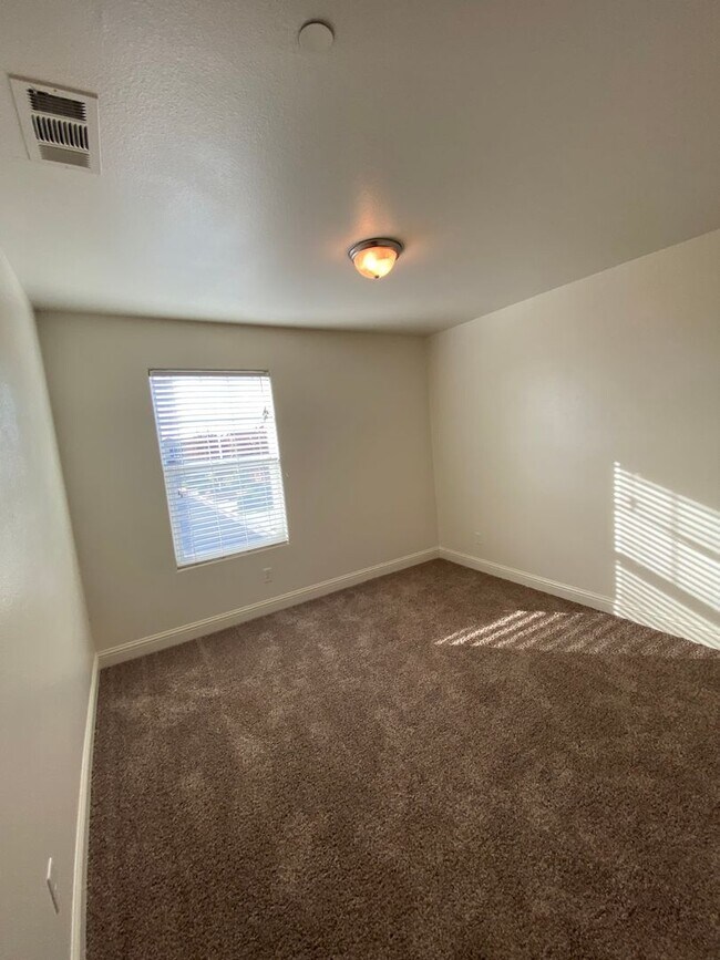 Building Photo - Beautiful 2 Story Home in Gated Avalon Com...