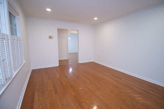 Building Photo - Renovated 5BR Home Minutes from Downtown Columbia | Two Full Kitchens + Fenced Yard ~ Available M...