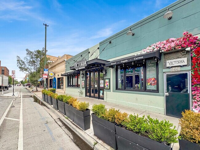 Building Photo - 3040 W Medill Ave