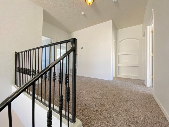Building Photo - East El Paso 5Bed/3Bath Refrig A/C!