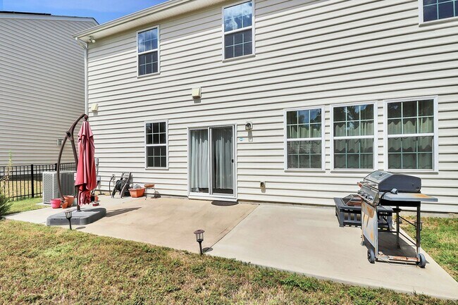 Building Photo - Welcome to this spacious 4 bedroom, 2.5 ba...