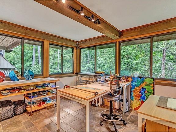 Building Photo - 122 Redrock Dr