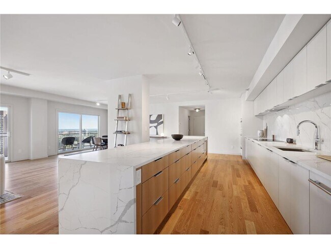 Building Photo - 1225 La Salle Ave