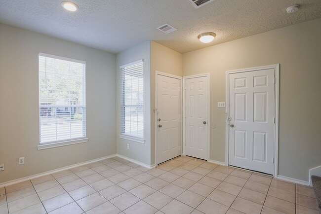 Building Photo - Move in Ready in 77044!