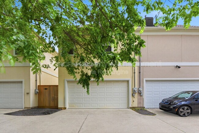 Building Photo - 4424 Blossom St