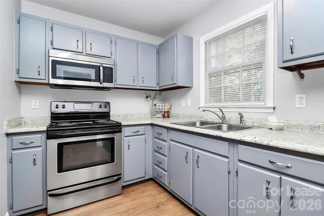 Building Photo - 919 Pineborough Rd