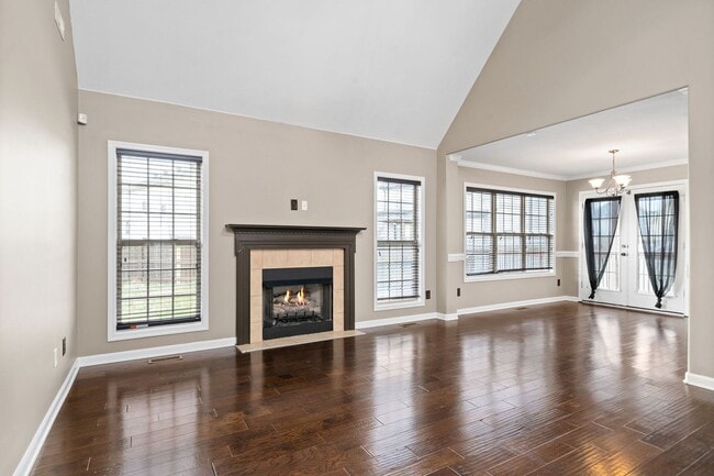 Building Photo - Pet Friendly Three Bedroom with Bonus!