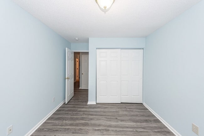 Building Photo - 4 Bedroom, 2 Bathroom Home in Park Hill Pl...