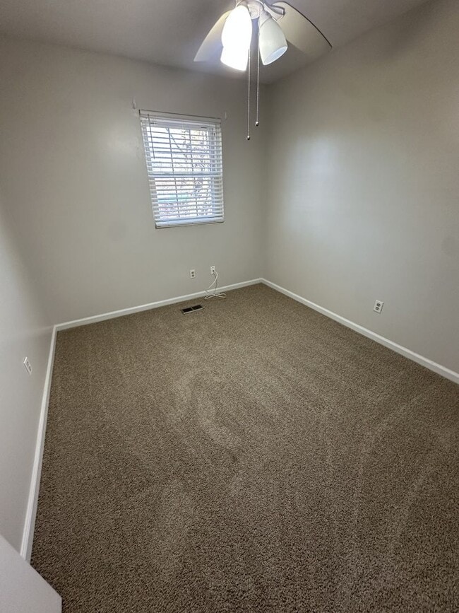 Building Photo - 3 Bedroom 2.5 Bathroom Condo!