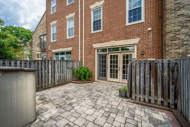 Building Photo - Sophisticated Townhome Steps from East Fal...