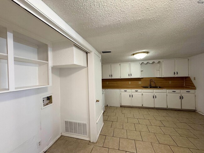 Building Photo - 615 Sunset Dr