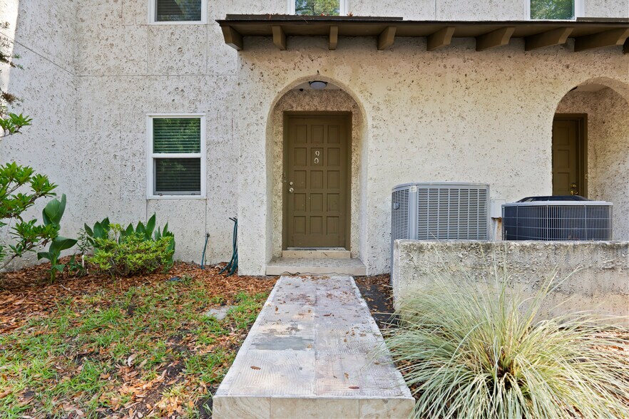 Building Photo - 400 William Hilton Pky