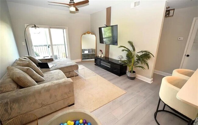 Building Photo - 1074 Peachtree Walk NE