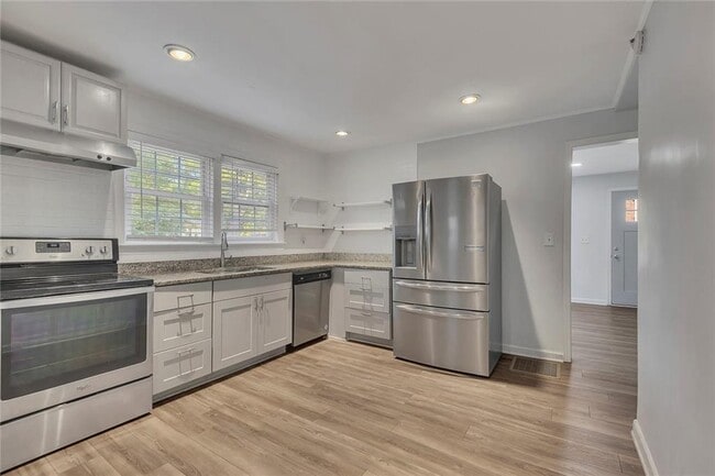 Building Photo - 845 Oak St NW