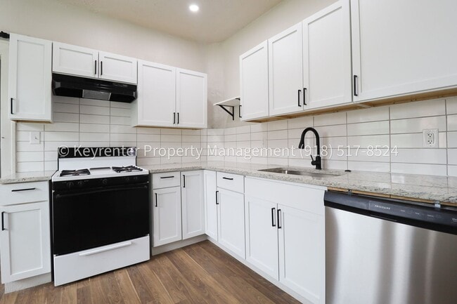 Building Photo - N Rosedale Ave Triplex